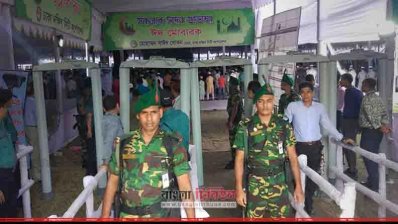 জাতীয় ঈদগাহের প্রবেশ পথে ছিল কড়া নিরাপত্তা