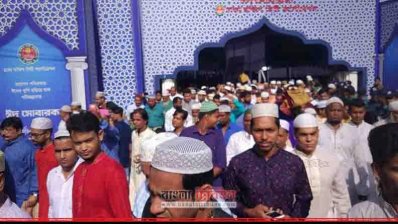 জাতীয় ঈদগাহে নামাজ শেষে বেরিয়ে আসছেন মুসল্লিরা