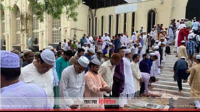 ভেতরে জায়গা না হওয়ায় বায়তুল মোকাররমের বাইরেও অনেক মুসল্লি জামাতে অংশ নেন 