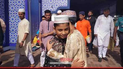 ঈদ মানে আনন্দ, নামাজ শেষে কোলাকুলি