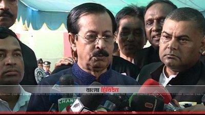 গণমাধ্যমের সঙ্গে কথা বলছেন শেখ সেলিম (ছবি&ndash; প্রতিনিধি)