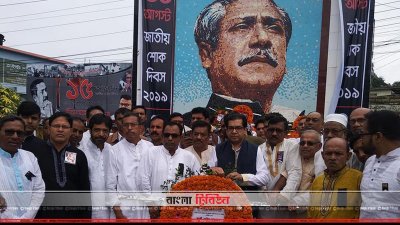 বঙ্গবন্ধুর ম্যুরালে কাজী নাবিল আহমেদের শ্রদ্ধা নিবেদন 