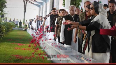বনানী কবরস্থানে ১৫ আগস্টের শহীদদের প্রতি প্রধানমন্ত্রীর শ্রদ্ধা নিবেদন