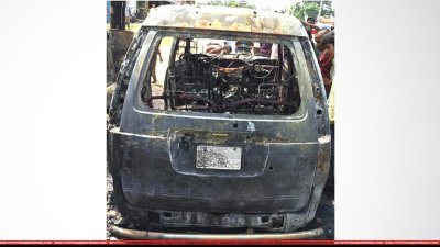  আগুনে পুড়ে যাওয়া মাইক্রোবাস 