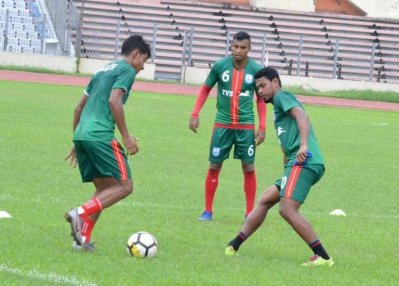 জাতীয় দলের অনুশীলনে জামাল ভূঁইয়া (মাঝে)