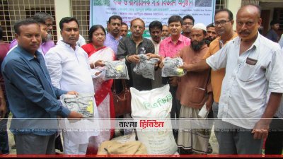 কৃষকদের মাঝে বিনামূল্যে সার ও বীজ বিতরণ