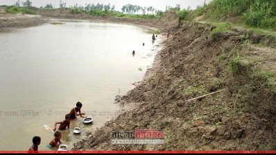 পানি কমে যাওয়ায় সুখদহ নদীর দুই পাড়ে শুরু হয়েছে ভাঙন