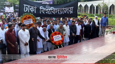 কবির সমাধিতে ঢাবি উপাচার্যের শ্রদ্ধা নিবেদন