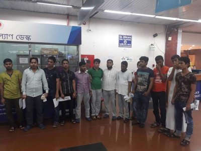 সৌদি আরব থেকে বাংলাদেশে আসার পর আটক কয়েকজন রোহিঙ্গা