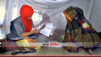 ডেঙ্গু রোগীর কাছ থেকে তথ্য নিচ্ছেন আইইডিসিআর প্রতিনিধি দলের একজন (ছবি&ndash; প্রতিনিধি)