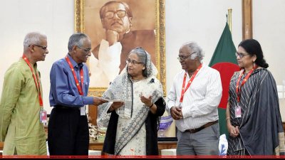 গণভবনে আট প্রতিষ্ঠানের প্রতিনিধিদের কাছে চেক তুলে দেন প্রধানমন্ত্রী শেখ হাসিনা