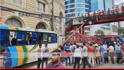 বাংলামোটরে ফুটপাতে উঠে যাওয়া বাস