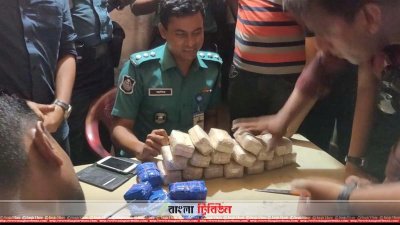 রাস্তায় পড়ে থাকা ব্যাগে পাওয়া ইয়াবা 