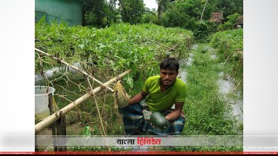 ব্ল্যাক বেবি হাতে এক চাষি