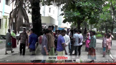 রংপুর মেডিক্যাল কলেজ হাসপাতালের মর্গের সামনে রশীদ হত্যার বিচার দাবি করেন স্থানীয়রা