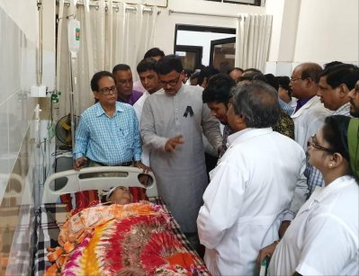 কৃষ্ণা রায়কে দেখতে হাসপাতালে খালিদ মাহমুদ 