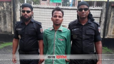 আলামিন সরদার বাবু (মাঝে)