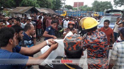ঘটনাস্থল থেকে লাশ উদ্ধারের সময় জনতার ভিড়