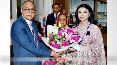 রাষ্ট্রপতি আবদুল হামিদকে অভ্যর্থনা জানাচ্ছেন লন্ডনে নিযুক্ত হাইকমিশনার সাইদা মুনা তাসমিন 