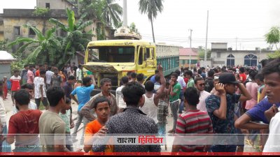 ট্রাকচাপায় স্কুলছাত্র নিহতের পর বন্দরে সড়ক অবরোধ