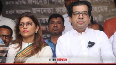 শোক সমাবেশের মঞ্চে কাজী নাবিল ও তার সহধর্মিণী ডা. মালিহা মান্নান (ছবি&ndash; প্রতিনিধি)