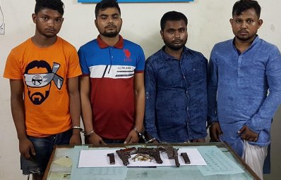 অস্ত্রসহ গ্রেফতার হওয়া চারজন