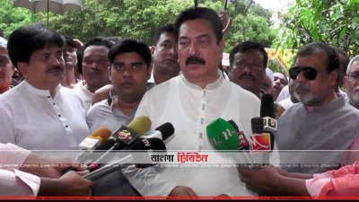 সাংবাদিকদের সঙ্গে কথা বলছেন রাঙ্গা (ছবি&ndash; প্রতিনিধি)
