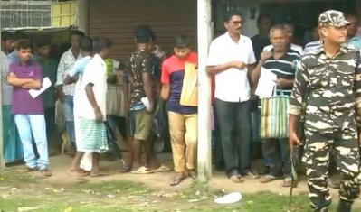 আসামে এনআরসি ওয়েবসাইট বিকল, সেবাকেন্দ্রে দীর্ঘ লাইন