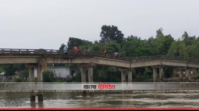 ঝিনাই নদীর ওপর নির্মিত ব্রিজের নিচের মাটি সরে পিলার দেবে গেছে