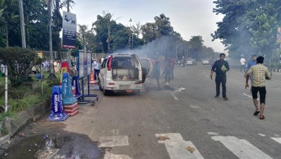 মানিক মিয়া এভিনিউয়ে মাইক্রোবাসে হঠাৎ আগুন