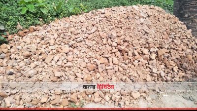 রাস্তা থেকে তুলে রাখা ৩ নম্বর ইটের খোয়া