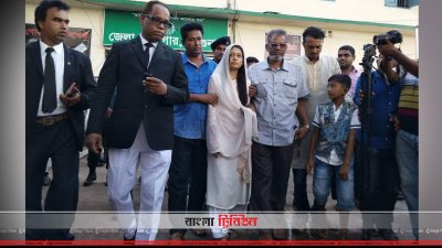 জামিনে মুক্তি পাওয়ার পর বরগুনা জেলা কারাগার থেকে বের হয়ে আসেন আয়শা সিদ্দিকা মিন্নি