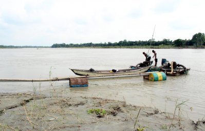 নদী থেকে বালু তোলা হচ্ছে