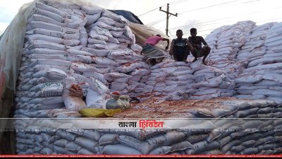 খোলা আকাশের নিচে ৪০ হাজার মেট্রিক টন সার (ছবি&ndash; প্রতিনিধি)