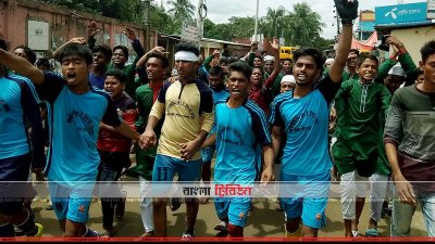 হামলার ঘটনায় বিক্ষোভ করেন কালাদী সাহাজউদ্দিন জামিয়া ফাজিল মাদ্রাসার শিক্ষার্থীরা (ছবি&ndash; প্রতিনিধি)