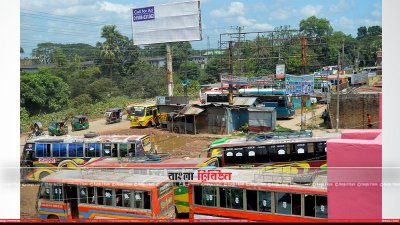 টার্মিনাল ছেড়ে রাস্তায় বিভিন্ন পরিবহনের বাসস্ট্যান্ড