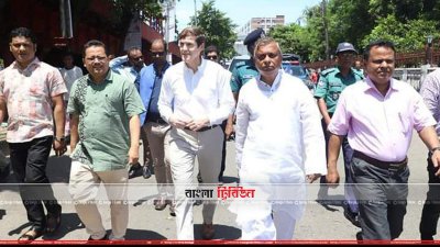 কিনব্রিজ পরিদর্শনে রবার্ট মিলার, সঙ্গে মেয়র আরিফুল হক (ছবি&ndash; প্রতিনিধি)