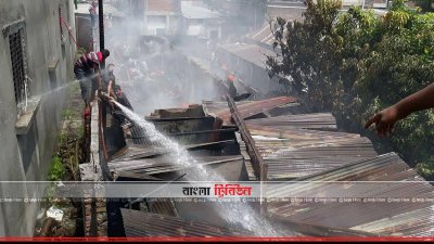 আগুন নিয়ন্ত্রণের চেষ্টা (ছবি&ndash; প্রতিনিধি)