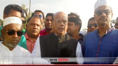 সিরাজগঞ্জে সাংবাদিকদের সঙ্গে কথা বলছেন মোহাম্মদ নাসিম