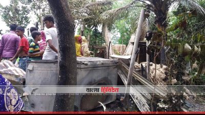 আগুনে ঘর পুড়ে ছাই, খোলা আকাশের নিচে বসবাস (ছবি&ndash; প্রতিনিধি)