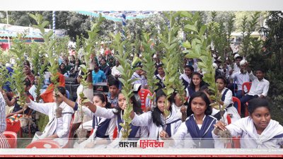 মেলায় গাছের চারা হাতে শিক্ষার্থীরা