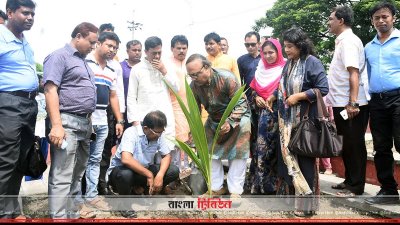 বৃক্ষরোপণ কার্যক্রমের উদ্বোধনে মেয়র এ এইচ এম খায়রুজ্জামান লিটনের সঙ্গে অন্যরা
