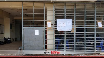 কারখানা বন্ধের নোটিশ টানিয়ে দেওয়ার পর পুলিশের অবস্থান