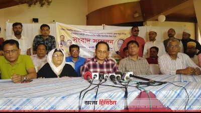 কক্সবাজারের হোটেল শৈবালে সংবাদ সম্মেলনে ফিরোজ রশীদ 