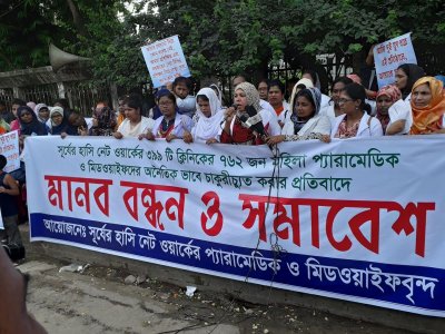 প্যারামেডিক কর্মীদের মানববন্ধন ও সমাবেশ