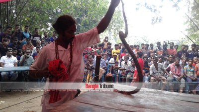 সাপখেলা দেখাচ্ছেন সাপুড়ে