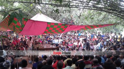 সাপের খেলার আয়োজনে উপস্থিত জনতা