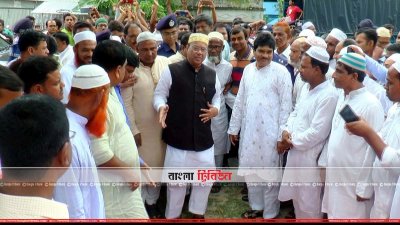 মসজিদ উদ্বোধনকালে অন্যের মধ্যে নাসিম (ছবি&ndash; প্রতিনিধি)