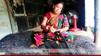 জাল মেরামতে ব্যস্ত সময় পার করছেন জেলে পরিবারের সদস্যরা 