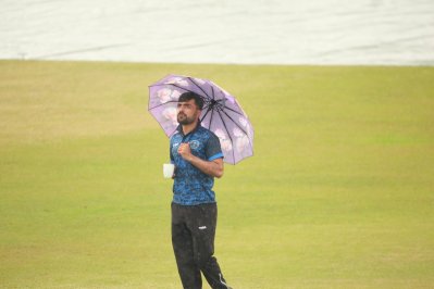 ছাতা মাথায় রশিদ খান। 